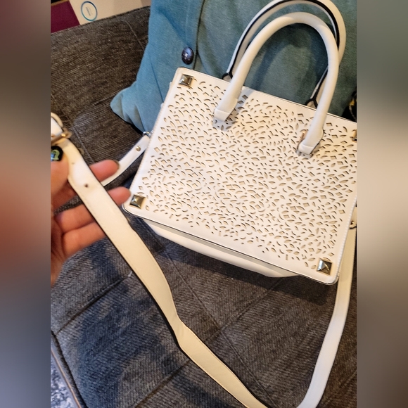 White laser cut two way shoulder bag - Picture 15 of 15
